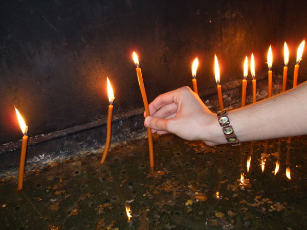 O lumanare pentru cei vii!