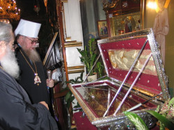 jarek 
Metropolitan Sava and archbishop Damian at St. Gabriel relics 
2007-09-14 13:18:38