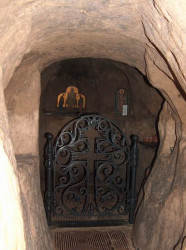 Xenia 
Altar în peşteră - Zverineţki, Kiev 
2007-09-18 23:44:49