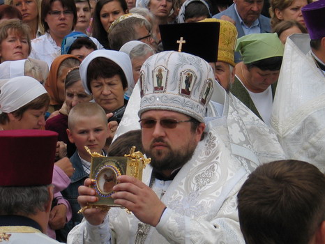 Bishop Paisjus of Piotrkov with St. Katherina relics