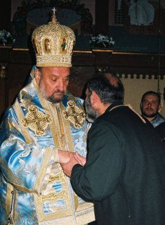 Владика Василије одликује оца Николаја