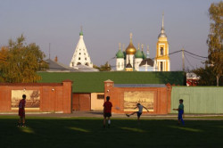 zakgil 
Young boys playing foot in the kremlin near Novo-Golutvin Monastery 
2007-10-16 01:58:00