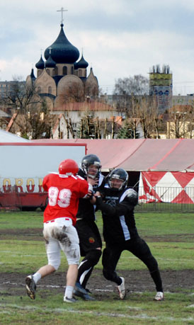 Cerkiew św.Ducha(na drugim planie) i football amerykański.