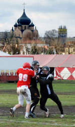 Obiektyw 
Cerkiew św.Ducha(na drugim planie) i football amerykański. 
2007-11-15 16:01:26