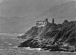 thiv56 
Stavroniketa Monastery in front of Athos 
2007-11-17 11:26:29