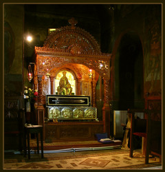 mihaela 
Prayer near Holy Relics of Saint Grigorie Dascalu 
219 
2007-11-19 21:30:58