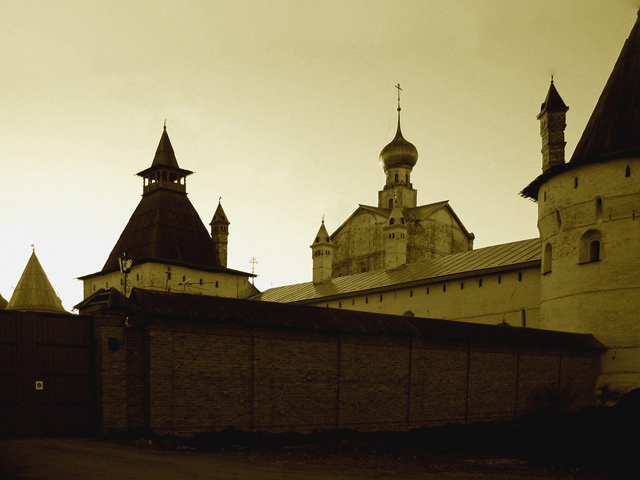 Backyard of Rostov Kremlin (Непарадный вид Ростовского Кремля)