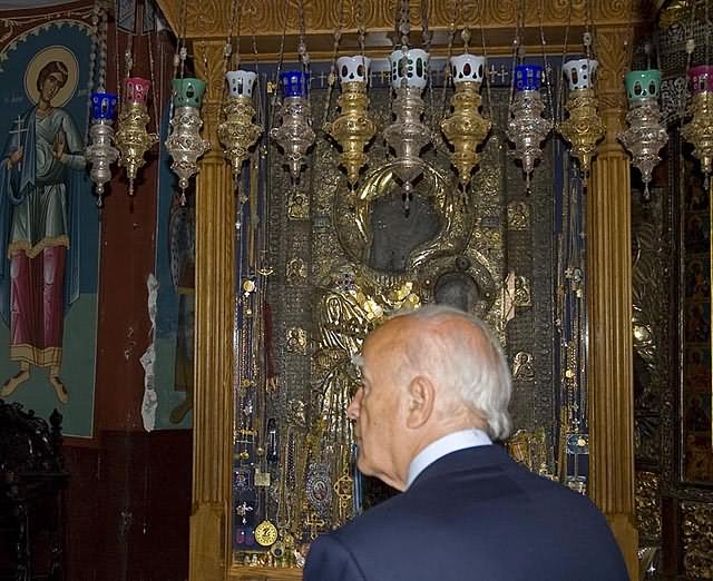 πρόεδρος και Παναγία Πορταΐτισσα - President and Theotokos Portaitissa