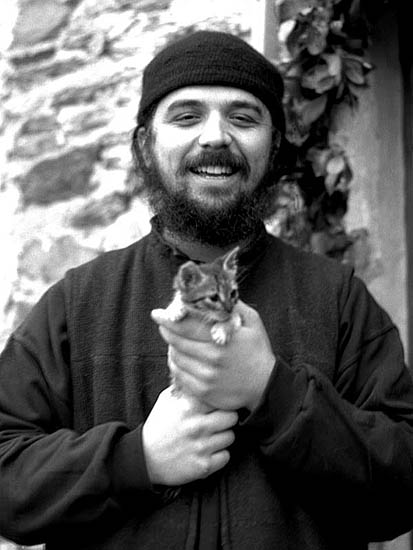 Μοναχός με γατάκι -Monk with kitten