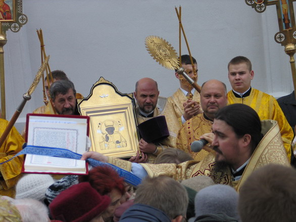 Bishop George of Siemiatycze reading Gospel