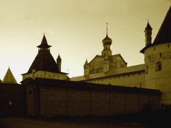 VladN 
Backyard of Rostov Kremlin (Непарадный вид Ростовского Кремля) 
2007-12-02 19:21:11