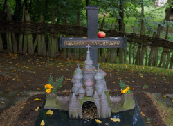 Ognjen 
Десанкин гроб у Бранковини 
2007-12-06 09:08:35