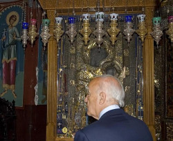 thiv_col_Athos 
πρόεδρος και Παναγία Πορταΐτισσα - President and Theotokos Portaitissa 
2007-12-10 12:22:14
