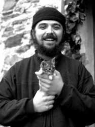 thiv56 
Μοναχός με γατάκι -Monk with kitten 
2007-12-14 17:24:12
