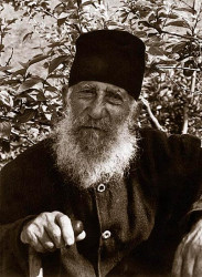 thiv56 
Ο γέρο Τιμόθεος στην Ι.Μ.Σταυρονικήτα-Elder Timotheos at Stavroniketa 
2007-12-24 09:32:38