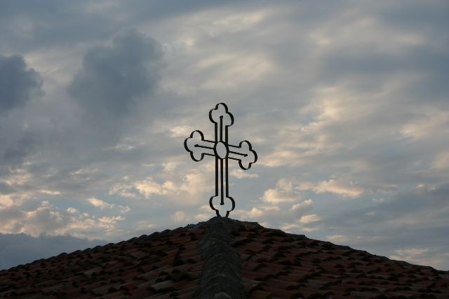 Кръстът на църквата в Ахтопол