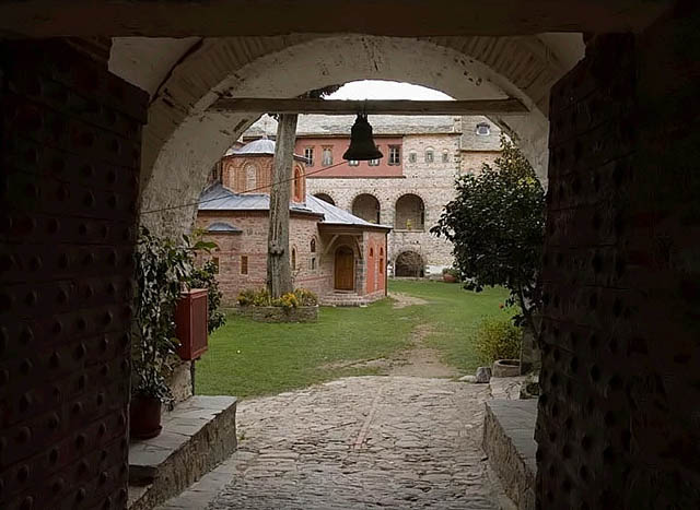 Είσοδος στην Ι. Μονή Φιλοθέου - Entrance to Philotheou Monastery