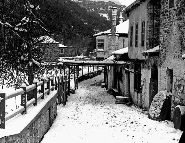 Χιονισμένα εργατόσπιτα στην Ι.Μ. Ιβήρων - Workers' houses in snow