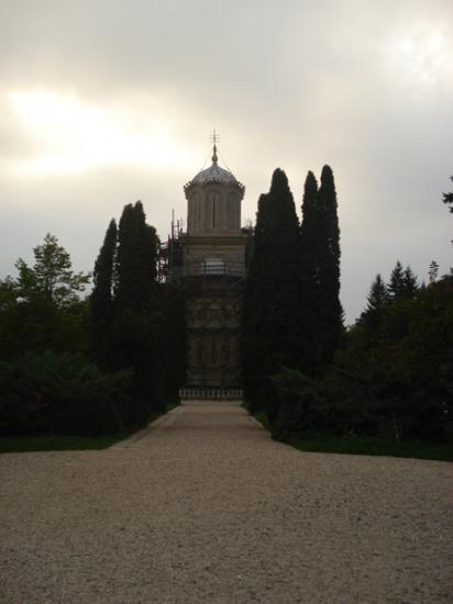 Apus in manastire