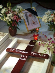 nikosart 
The grave of Patriarch Teoctist in the Romanian Patriarchate. 
2008-01-13 17:43:58