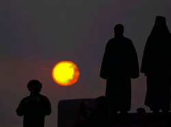 thiv_col_Athos 
Μοναχοί & φωτογράφοι τα Θεοφάνεια - Monks & photographers at Epiphany 
2008-01-27 17:17:58
