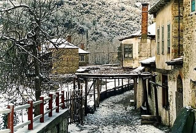 Χιονισμένα εργατόσπιτα στην Ιβήρων -Workers' houses in snow at Iveron