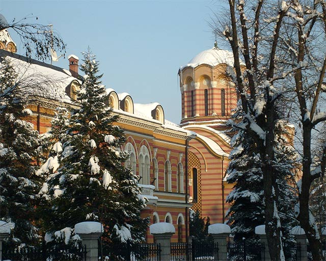 обучена у бијело...