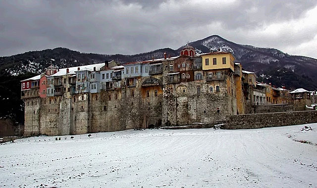 Η Ι.Μ. Ιβήρων χιονισμένη - Iveron H. Monastery in snow