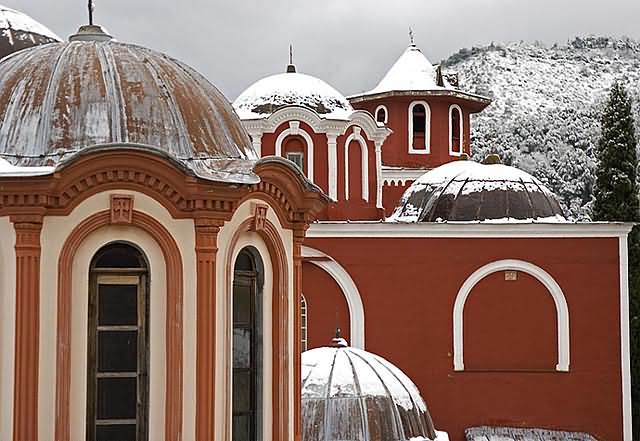 Χιονισμένοι τρούλοι στην Ι.Μ. Ιβήρων - Domes in snow at Iveron