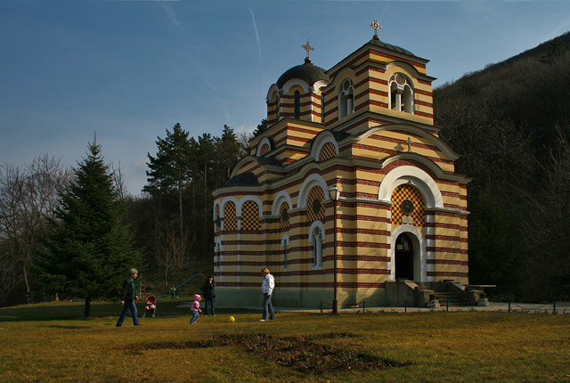 У порти цркве у Нишкој бањи