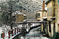 thiv_col_Athos 
Χιονισμένα εργατόσπιτα στην Ιβήρων -Workers' houses in snow at Iveron 
2008-02-05 18:38:16