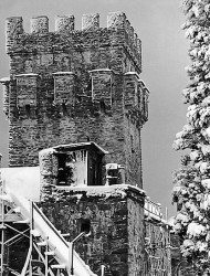 thiv56 
Χιονισμένος πύργος στη Σταυρονικήτα-Tower in snow at Stavroniketa 
2008-02-18 11:16:57