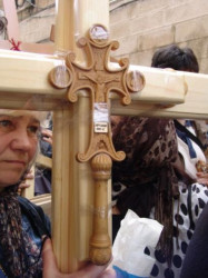 sholarios 
Crosses in Holy Friday, Jerusalem, 2006 
2008-02-18 14:33:18