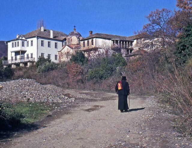 Αγιορείτης οδοιπόρος - On the road on Athos