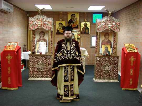 Preot slujitor, biserica "Sf. Nectarie" Coslada, Madrid, Spania