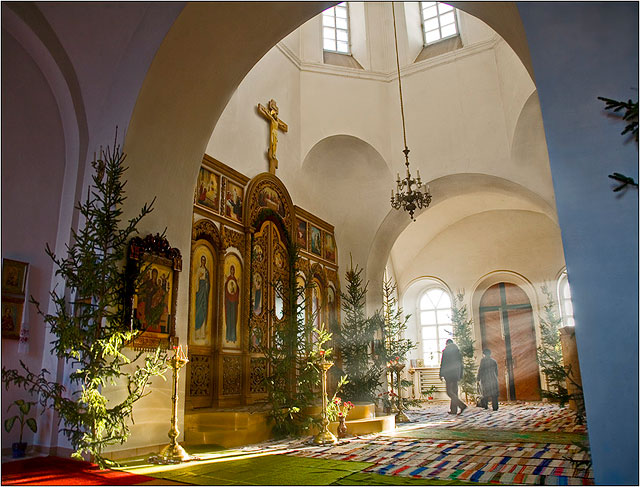 В храме