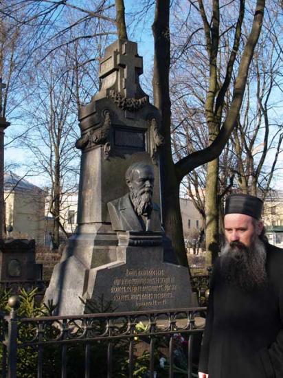 на гробу Достојевског