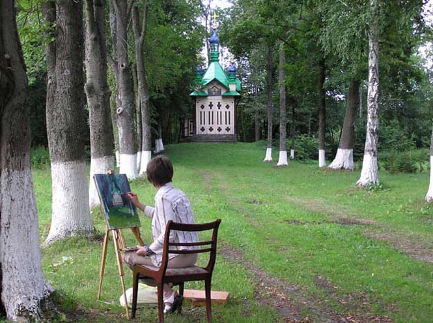Художница работает