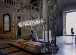 A.M. 
Вход в храм Гроба Господня. Иерусалим. 
2008-03-15 01:53:07