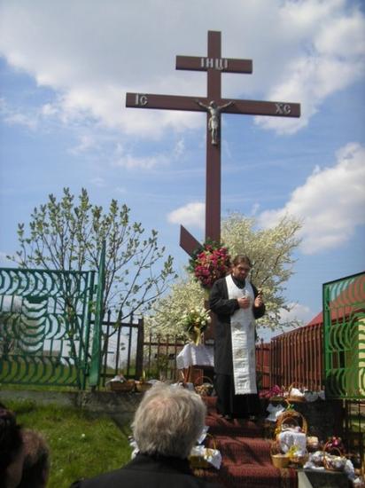 Wielka Sobota. o.Mateusz podczas święcenia pokarmów we wsi Karakule:)
