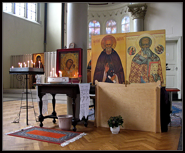 Christ is Risen! Hristos a Inviat! Hristos Voskrese! Christ est Ressuscité!
