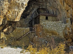 thiv56 
Βυζαντινό ασκηταριό - Byzantine hermitage at Gr. Prespa 
2008-04-01 19:23:37