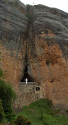 thiv56 
Ασκητικό σπήλαιο - Ascetic cave 
2008-04-24 08:21:38