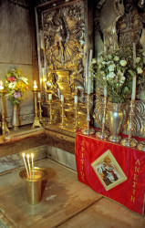 A.M. 
Гроб Господень. Иерусалим. 
2008-04-26 19:16:37