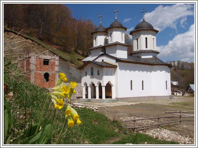 Biserica " Sf. Ap. si Ev. Ioan " a manastirii Patrunsa, Barbatesti - Valcea