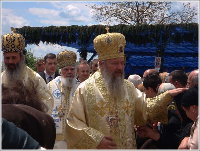 Ierarhi binecuvantand credinciosii pe platoul "La Mocirla" - Salva, Bistrita - Nasaud