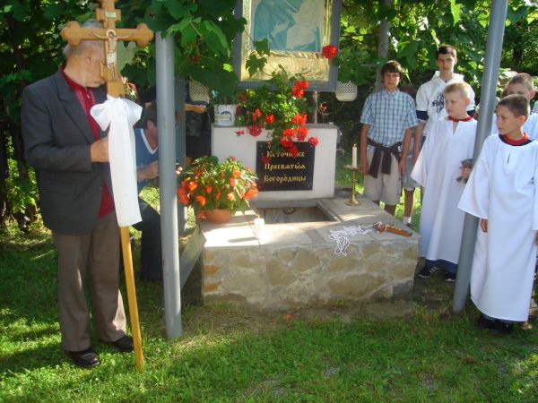 Osvjačšenije vody pri chrami Položenija rizy Presvjatoj Bohorodici v Stropkovi
