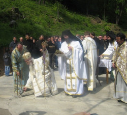 Micici 
Освећење темеља 
2008-05-10 14:34:42