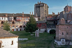 thiv_col_Athos 
Στον αυλόγυρο της Ι.Μ. Βατοπεδίου -At Vatopediou H. Monastery's courtyard 
2008-05-20 09:20:16
