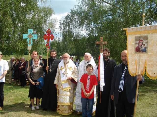 vladyka Tichon a Ján s pútnikmi v Mikulčiciach 2008